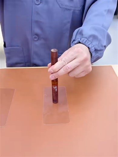 DIY na lang ng screen protector! Super nipis, parang walang nakalagay. May kasamang tool kit, madaling i-apply, walang bubbles. Try mo na 'to!