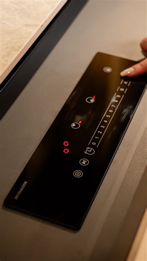 What if your countertop wasn’t just a surface for preparing meals, but a complete cooking station hidden in plain sight? Yes, you heard that right — with an invisible induction cooktop, you can now cook directly on your countertop. The surface remains perfectly clean and seamless, yet transforms with a simple touch into a powerful induction system capable of handling everything from quick snacks to gourmet dinners. No visible burners, no gas, no traditional stovetops — just pure design and cutti