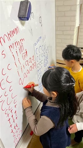 Firefly English on Instagram: "KK（園児クラス）のExtended Exposureの様子です👀 先生が言ったフォニックスをよく聞きながら、その文字を書く練習✏️ 書き順のチャンツを声に出し、正しい書き順を意識しながら丁寧に取り組んでいます😊 みんな、ぐんぐん上達しています🙌🏼✨ 💡Extended Exposureとは・・・ 日本人講師による読み書きレッスンのことで、フォニックスや文法などをゲームやアクティビティを通して楽しくお勉強しています✨ こちらは選択制のクラスですが、90%以上の生徒様にご受講いただいております😌 🎍✨New Yearスペシャルキャンペーン実施中✨🎍 【 🎉特典 】 《1月・2月の期間にご入会されレッスンをスタートされた場合》 ⭐️入会金11,000円無料！！ ⭐️2ヶ月分のお月謝無料！！ ⭐️お友だちと一緒に体験いただきご入会いただくと、3ヶ月目のお月謝から『4ヶ月間お月謝1,100円