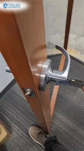 Door lock problems can interrupt daily routines. 퐏퐫퐨퐟퐞퐬퐬퐢퐨퐧퐚퐥 퐥퐨퐜퐤...
