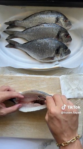 SAMKE HARRA, POTATO BAKLAVA 🤩 This is a lebanese spicy flavor-packed fish recipe where a fish is baked, then covered with a mouth-watering tangy, garlicky, and spicy sauce. For the spicy fish : - 5 Sea bream - 3 red, green and yellow capsicum - 4 garlic cloves - 4 tomatoes - 3 onions - 40g fresh coriander - 50 ml lemon juice - 70g walnuts - 40g Chili pepper - 40ml olive oil - 60g tomato paste - 200ml water - Salt and pepper Potato baklava: - 4 potatoes - 100g Pistachio - 40g Ghee - salt #samke 