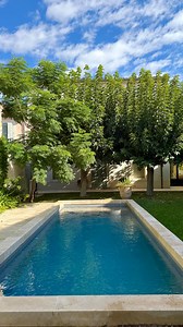 Préparer sa piscine pour l’hiver, c’est essentiel 💦 Avec le volet roulant, vous profitez d’un hivernage simple et efficace : ✅ L’eau reste protégée des impuretés ✅ Les pertes de chaleur sont limitées ✅ L’entretien est réduit au minimum Pour une protection optimale, nous ajoutons une couverture au-dessus du volet : fini les feuilles qui tombent dans l’eau 🍂 Et pour compléter, nos produits d’hivernage assurent une eau saine et prête à accueillir le printemps. 👉 Une solution pratique, esthétique