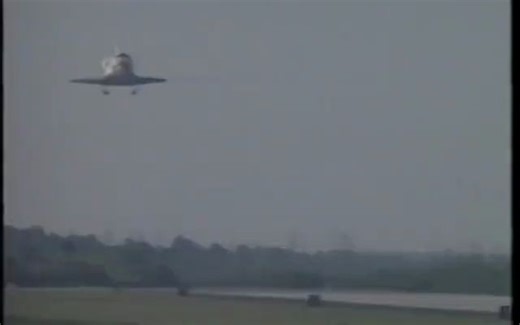 1993年4月17日，美国国家宇航局发现号航天飞机（NASA Space Shuttle Discovery）完成STS-56任务后着陆