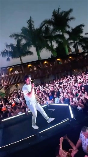 Guilherme e Santiago on Instagram: "Foi demais começar a noite de ontem com a moçada de Toledo PR 📍 Obrigado por essa energia que já colocou tudo lá no alto logo no primeiro show da noite 🤍#GuilhermeESantiago #Show #Fds"