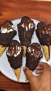 Cheesecake filled waffle cones❤️ 7 waffle cones 1 cream cheese 1 cup heavy whipping cream 1 cup icing sugar 1 tbs vanilla essence 3 tbs gelatin 1 cup chocolate chips 2 cups crushed cookies of your choice | Joshua M. Greene