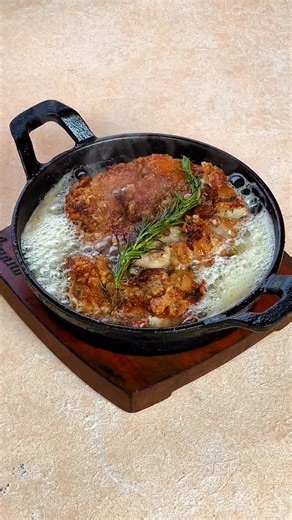 Pollo al Burro, an a mano fave, is chicken that arrives still sizzling in a pool of Tuscan butter. Finished with rosemary, this rich, golden dish is definitely gone fast. Book your table: afhospitality.com | a mano