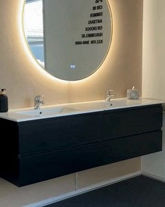 Sådan justerer du lys og antidug funktionerne på vores spejle ⭐ ✨ Én-touch lysstyring Tænd/sluk og juster lysstyrken med et enkelt tryk – fra klart makeuplys til hyggelig stemning. 🧼 Automatisk antidug Hold spejlet dugfrit med et diskret varmeelement bag glasset – uden at tænke over det. 🔌 Nem montering & drift Slut blot til strøm, og brug det indbyggede touchpanel – ingen komplicerede installationer. Se vores store udvalg af spejle med LED-lys og antidug på spejlshoppen.dk | Spejlshoppen.dk
