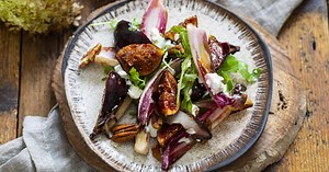 Recette Salade d'endives rouges, betterave, mesclun, figues et noix de pecan - 750g.com