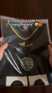 🖤Esta camiseta de Cristiano Ronaldo en el Sporting CP es el regalo que todo fan del bicho merece…🎁🥹. #cristianoronaldo #cristiano #sportingcp #camisetasdefutbol #footballshirt #playeras #remeras | Camisetas La Tribuna