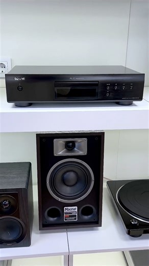 Denon DCD-600NE Black — компактний Hi-Fi CD-плеєр із натуральним звучаннямDCD-600NE — це класичний Hi-Fi CD-плеєр, у якому поєднано стабільну роботу CD-механіки та чистий, нейтральний звук.Цей програвач чудово підходить як джерело для стерео-систем із підсилювачем або активною акустикою, дозволяючи насолоджуватися музикою без зайвих «ефектів» і надлишків.🔹 Підтримка CD/CD-R/CD-RW🔹 Висока якість приводу🔹 Чіткий звук без спотворень🔹 Стильний чорний корпус📍 Київ, салон MUSICMAGпросп. Степана Б