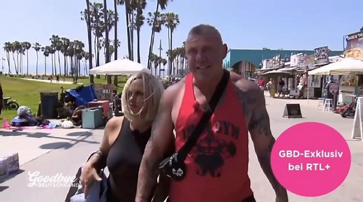 Andreas Robens träumt von einem Fitnessstudio à la ,,Muscle Beach“ am mallorquinischen Strand 🏋🏼 Dafür sind er und seine Frau Caro nach Los Angeles gereist, um sich inspirieren zu lassen. - Doch sind solche Pläne überhaupt umsetzbar? Die ganze Folge gibt es als exklusive Folge in der @rtlplus Mediathek zu sehen 📺🌏 #dierobens #losangeles #usa #fitness | Goodbye Deutschland! Die Auswanderer