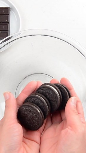 Mississippi Mud Pie is the ultimate chocolate lover’s dream dessert! With an Oreo crust, brownie like filling and chocolate ganache, this pie is rich, fudgy, and gooey and will wow your family and friends. --> https://www.crazyforcrust.com/mississippi-mud-pie-recipe/ | CrazyforCrust