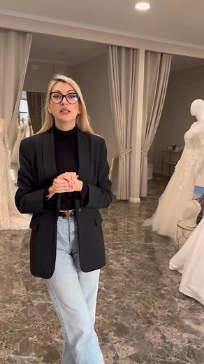 De ce este importantă o programare în prealabil și respectarea acesteia?Dragi viitoare mirese, ne dorim ca fiecare dintre voi să aibă parte de o experiență unică și personalizată în atelierul nostru, motiv pentru care programările sunt esențiale. Iată de ce:✨ Consultanță dedicată – La fiecare programare, un consultant vă este alături timp de o oră – o oră și jumătate, pentru a vă ghida în alegerea rochiei perfecte, oferindu-vă sfaturi prețioase și răbdare maximă.✨ Disponibilitatea rochiilor și a