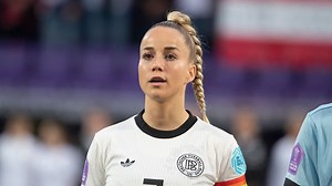 Das ist Wahnsinn!: DFB-Frauen feiern mit Schlagerstar Wolfang Petry