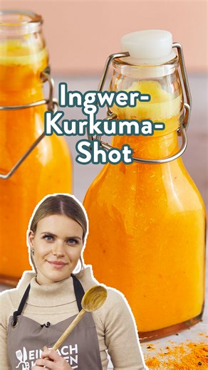 einfachkochen.de on Instagram: "Ingwer-Kurkuma-Shot 🍊🫚 📌 Rezept zum Speichern Dieser Ingwer-Kurkuma-Shot ist pures Powerfood! 🔥💛 🗒️ Unsere Zutaten (für 4 Portionen): 50 g Ingwer 50 g Kurkuma -Wurzel 3 Zitronen 4 Orangen 1 EL Leinöl 1 Prise schwarzer Pfeffer ZUBEREITUNG 1. Schritt Den Ingwer mit einem kleinen Löffel schälen und mit einer Reibe fein reiben. Die Kurkumawurzel gut waschen und ebenso fein reiben oder hacken. 2. Schritt Die Zitronen und die Orangen auspressen. Zusammen mit dem I