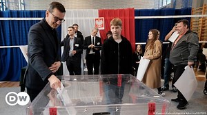 Poland election: Both main challengers claim 'victory'