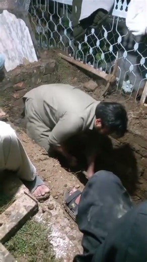 Qabar Ki Tyari😭||#qabar #qabaristan #qabarkaazab #islam #islamic #islamicshorts #sad #shorts #reel