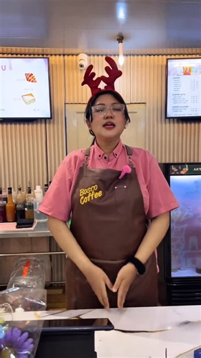 Bosco Coffee on Instagram: "Menu Khusus Nataru 22 Des - 22 Jan 🎉 ✨Winter Warm Frappe ❄️ Rasa hangat dari jahe pilihan, lembutnya susu, dan aroma cinnamon yang elegan. Diciptakan untuk momen santai musim dingin. 🍓 Hibicus Scarlett 🌺 Segarnya strawberry bertemu rosella yang floral, dipercantik dengan sentuhan soda yang sparkling. Satu tegukan yang cerah dan menyegarkan ✨ @boscocoffee.id 📍perumahan Forest Mansion lidah wetan, no 27c Surabaya Barat #boscocoffee #cafeputihsurabaya gocoffeegoincog