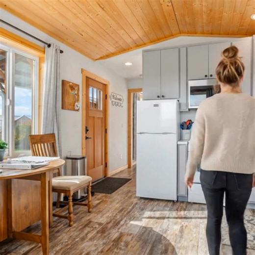 This little farmhouse kitchen was made for slow mornings and easy meals. 🌞 Bright, open, and filled with warmth, it’s the kind of space that invites you to settle in, brew your coffee, and cook without rush. Whether you’re scrambling farm-fresh eggs or stirring something warm on the stove, everything you need is right here, simple, practical, and cozy. It’s not just easy to cook in… it’s a space that makes you want to. 💛 #FarmStay #OostemaFarmstead #FarmhouseKitchen #SimpleLiving #FarmLife | O