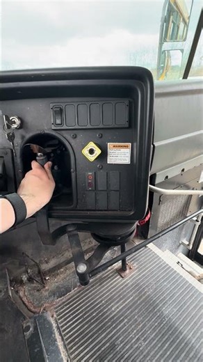 2005 IC CE 200 Manual Door Open/Close