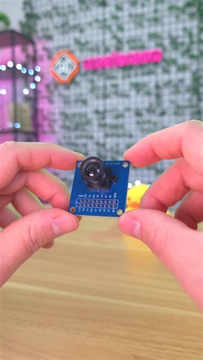 OV7670 w klasycznym VGA 640x480, a do tego płynne 30 klatek — prosta kamera, która otwiera drzwi do robotyki, rozpoznawania obiektów i DIY monitoringu. Zobacz, jak sprytnie wykorzystać ją w swoich projektach embedded. Współpracuje z Arduino, STM32 i ESP32, działa na 3,3 V i obsługuje formaty obrazu pokroju RGB565, YUV i RAW. Gotowe piny i otwory montażowe ułatwią prototypowanie i szybki montaż. Możesz nawet zajrzeć do samej matrycy — wystarczy odkręcić dwie śrubki i zdjąć obiektyw. Znajdziesz ją