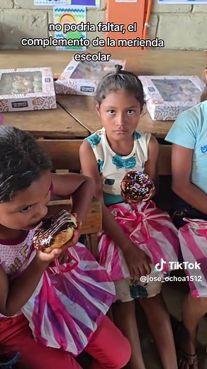 Es conmovedor ver cómo un gesto que para algunos podría parecer pequeño, como una merienda, se convierte en el motor que permite a un niño concentrarse, sonreír y, sobre todo, seguir soñando con un futuro mejor. Gracias por entender que una merienda no es solo alimento, es la seguridad de que hoy habrá energía para aprender. Su apoyo ha transformado el hambre en esperanza para nuestros alumnos, gracias por compartir @Kary #DIOSESBUENO #educacion #professor #niños #GraciasPorSuApoyo