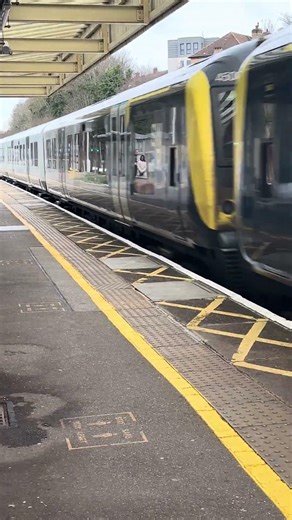 Class 450 Passing and Sounding Horn at Surbiton #train #trainspotting #railway #travel #railroad