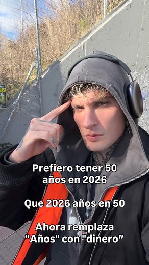 MISHO AMOLI on Instagram: "Envíaselo a alguien que lo necesite… 🙏 Sócrates es el gran enigma de la historia. No fundó una escuela, no cobró por sus enseñanzas y, lo más increíble de todo, no escribió ni una sola palabra. Todo lo que conocemos de él es a través de otros, lo que lo convierte en una especie de “fantasma” que dio forma a todo el pensamiento occidental. 1. La sabiduría de la ignorancia La mayoría de la gente intenta parecer inteligente acumulando datos. Sócrates hizo lo contrario. C