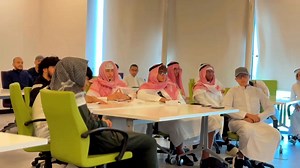 ..Di sebalik langit biru dan debu sejarah Tanah Hijaz, terletaknya sebuah kota yang tidak pernah sunyi dari langkah para pencinta Tuhan... Makkah al- Mukarramah. Dengan izin Allah, kami membawakan anda satu peluang istimewa mempelajari bahasa Arab di Universiti Umm Al-Qura, Makkah. Kallim ‘Arabiy, program khas yang membuka pintu kefahaman bahasa Al-Quran, asas komunikasi harian, dan pengalaman budaya disini. Kallim ‘Arabiy bukan sekadar belajar, tapi satu perjalanan menuju kefahaman dan penghaya