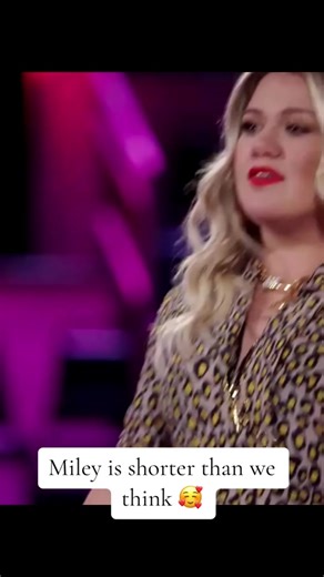 Miley Cyrus and Kelly Clarkson comparing their height on The Voice 😂💖 🎥:@unholyloz —— #mileycyrus #mileycyrusfan #mileytok #thevoice #kellyclarkson #height #beauty #fyp #viral