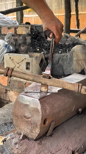 1.8M views · 4.4K reactions | This is how traditional blacksmiths craft their iron figures, the detail and precision are truly impressive #fblifestyle #blacksmith #blacksmithing #metlart | Seni Kerajinan | Facebook