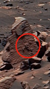 A mysterious shape was spotted on a rock on the surface of Mars, standing out from the surrounding terrain.At first glance, it looks unusual and almost designed, which makes it easy to imagine something artificial.Scientists explain that such shapes are often created by wind erosion, mineral cracks, and millions of years of weathering.This effect is called pareidolia, when our brain sees familiar patterns in natural objects. Still, Mars continues to surprise us with rock formations that spark cu
