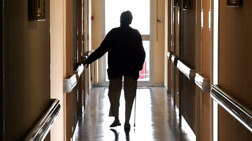 Négligences, abus, escroqueries : les dérives des tutelles en France