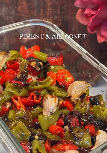 • PIMENT ET AIL CONFIT • ✨ Des piments rouges et verts en morceaux, quelques gousses d’ail. Le tout, lavé et déposé dans un plat en verre avec du sel, de l’huile et de l’huile d’olive. Cuisson à 190 °C. Une merveille ❤️ À faire absolument ! #piments #recettes #recettefacile #cuisine #tuto #marblekitchen