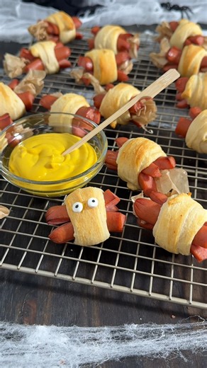 Are you looking for the perfect Easy Halloween Spider Hot Dogs? These are so cute, and are the perfect bite for the kids! (Of course, the adults love them too!) So, the next time you are looking for a Halloween inspired lunch or snack, look no further than this recipe! | Fork To Spoon