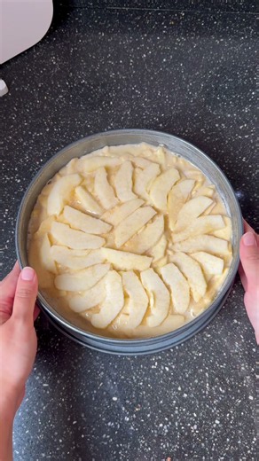 Una torta piena di mele 🍏 😍 #tortadimele #autunno #ricettafacile