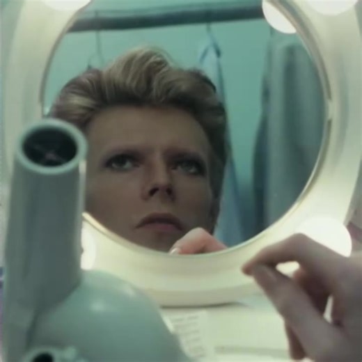 :⋆.˚✮bowie🎧✮˚.⋆ #bowie #fyppppppppppppppppppppppp #davidbowietiktok #davidbowie #edits credits @David Bowie video from his instagram account ❤️❤️❤️❤️❤️🍒🎶.