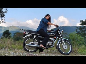 Girl Kickstarting Yamaha RX with Khadau | Unique Desi Style Kickstart Challenge