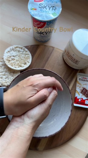 😌 Reiswaffel-Kinder Country-Bowl 😊 ⬇️ Hier geht es zum Rezept ⬇️ |Anzeige| Nährwerte pro Portion (ohne Kinder Country) 406kcal, 39,3g K , 34,7g E, 13g F Für 1 Portion benötigt ihr: 🔹2 Reiswaffeln Natur 🔹300g Skyr 🔹6g Chunky Vanilla chocolate Chip Cookie 🔹30g zuckerfreie Schokolade 🔹4g Kokosöl 🔸Optional: 1/2 Kinder Country ⚠️ Bei @morenutrition.de immer maximal sparen mit den Code: Scheppi ♥️ Zubereitung: 🔹 Reiswaffeln mit den Händen zerbröseln 🔹 Zerkrümelte Reiswaffeln mit Skyr, Kokosr