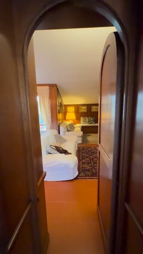 Cristiana Riccucci on Instagram: "🦅 Appartamento “L’Aquila” “Quando vedi un’aquila, tu vedi una parte del genio; alza la testa.” Ci sono case che non si limitano ad accoglierti. Ti chiedono di salire. Di respirare meglio. Di guardare più lontano. Ultimo piano. Silenzio intorno. Luce che entra e resta. Due livelli che dialogano tra loro: la casa della vita quotidiana e quella del tempo per sé. Balconi. Terrazze a tasca. Camino. Spazi flessibili che si adattano a chi sei oggi e a chi stai diventa