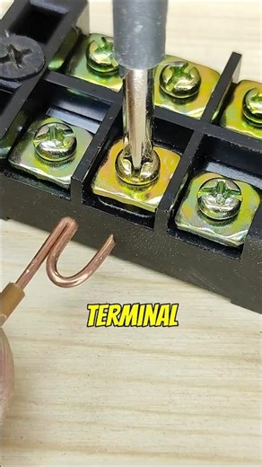 Spark Like a Pro: Electrician’s Hack 😂⚡#diy #ElectricianHack #TechTips