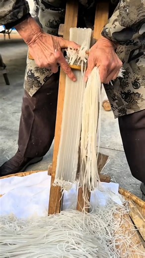 Traditional Hand-Made NoodleCraft: Mastering Fresh Noodle Stretching & Cutting #noodles #shorts