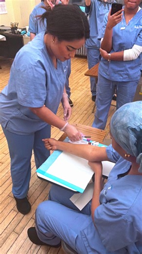 Calm hands. Clean entry. Smooth draw. 🩸🩺✨ She knows the skill and it shows. Every step, every move, done with intention. 💉🎯 Class watching. Confidence rising. Skill coming together beautifully. 👀👏🏽 Another day of real training at New Age Training. 📚💪🏽 #medicalassistantstudent #phlebotomytraining #clinicalskills #healthcareeducation #newagetraining