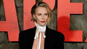 El topless de Charlize Theron en la alfombra roja al aparecer sin camisa ni sujetador