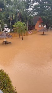 Update สถานการณ์น้ำท่วม วันนี้น้ำสูงขึ้นกว่าเมื่อวานมาก ระบบไฟฟ้า โดนตัด ทำให้ไม่สามารถดูระบบข้อมูลของลูกค้าได้ และทำให้การตอบแชททุกช่องทางทำได้ลำบาก จึงขอแจ้งเพื่อนๆติดต่อสอบถาม ทางโทรศัพท์จะรวดเร็วกว่าค่ะ ⬇⬇⬇สอบถามข้อมูลได้ที่⬇⬇⬇ ☎ Tel: 0897476446 #binlharaft #binlharaftresort #binlharaft_resort #resortthailand #kanchanaburi #bamboorafting #amazingthailand #ล่องแพเปียก #ขี่ช้าง #คายัค #supboard #ที่พักกาญจนบุรี #กาญจนบุรี #แพริมน้ำ #กาญนะจ๊ะบุรี #bambooPoolVilla #EVCharging #ที่พักริมน้ำกาญจนบ