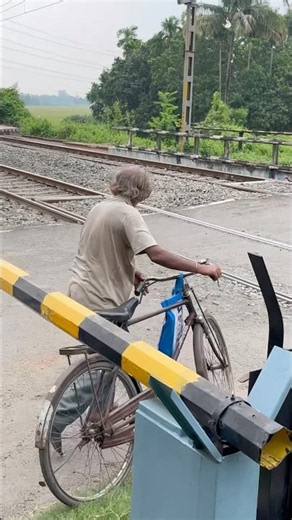 আজ সকাল এর ঘটনা রেল গেট পার করতে গিয়ে দেখুন কি হলো #train #shorts