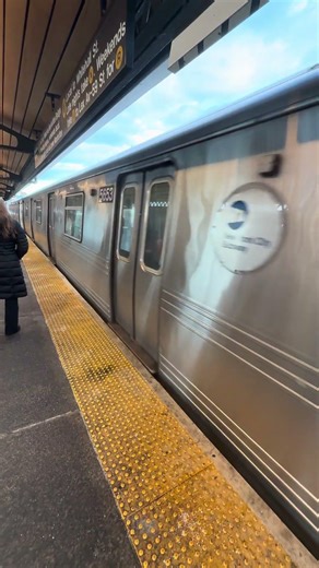 R46 N train arriving at 30th Ave