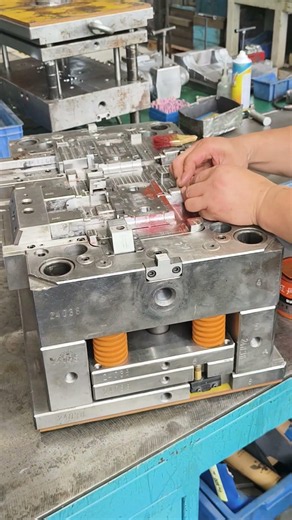 Mold Fixing Before Custom Plastic Injection Molding at Haumann Technology