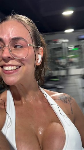 Mais uma mulher que ficou famosa do nada, por um video besta e migrou pro pornô, bizarro..
