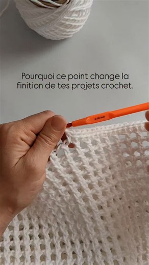 Sylvie Pinto on Instagram: "On utilise souvent la maille serrée pour finir un projet. La demi-bride liée permet une bordure plus souple et plus légère, sans perdre en propreté, surtout sur les tops et vêtements. Connaître plusieurs finitions permet de mieux adapter son crochet à chaque projet. Si tu veux apprendre d’autres points et constructions utiles au quotidien, abonne-toi. ✨ Et toi, tu utilises quoi pour tes bordures au crochet ? 👐🏻"
